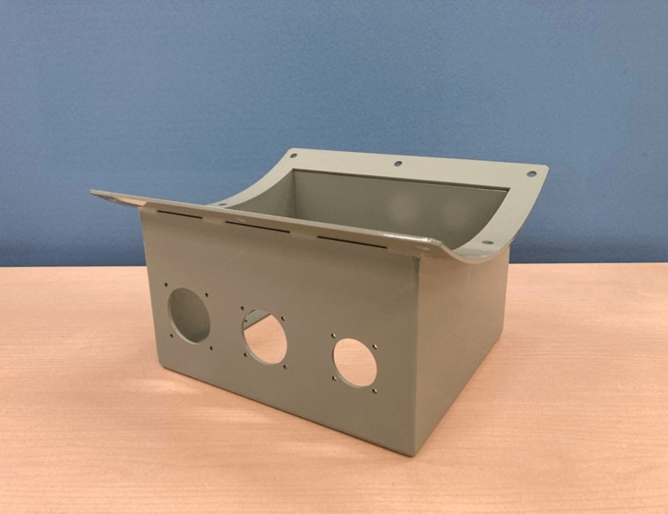 装置ケーシング｜R曲げの精度と塗装品質を両立したSS400製プルボックス