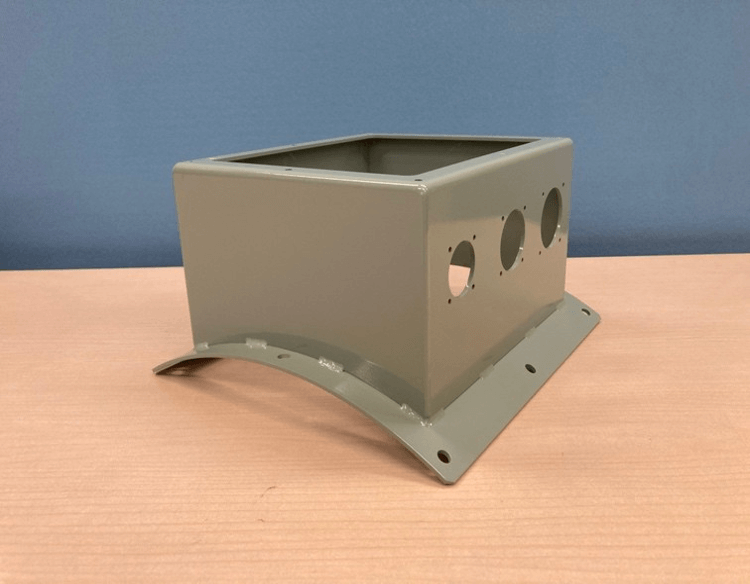 装置ケーシング｜R曲げの精度と塗装品質を両立したSS400製プルボックス