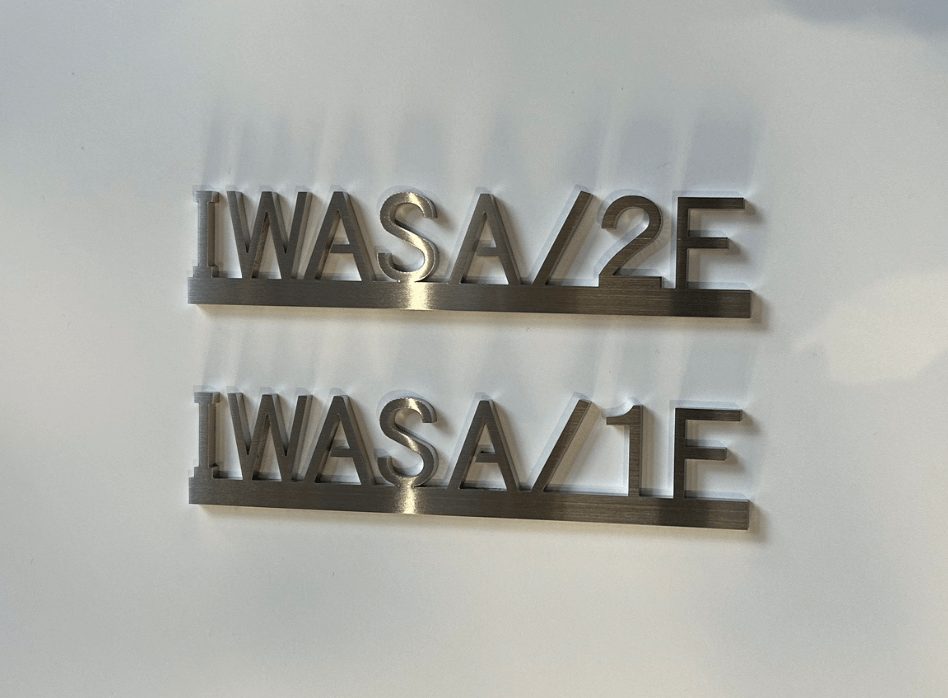 SUS304-HL製フロアサイン｜レーザー加工によるオーダーメイド製作事例