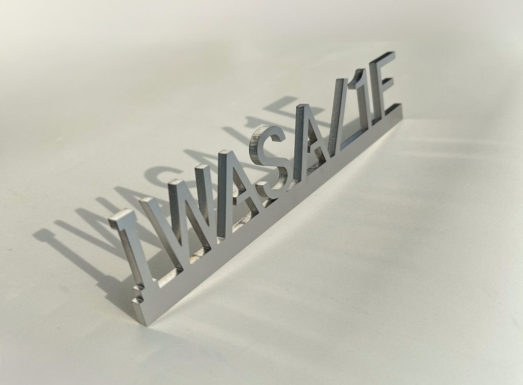 SUS304-HL製フロアサイン｜レーザー加工によるオーダーメイド製作事例